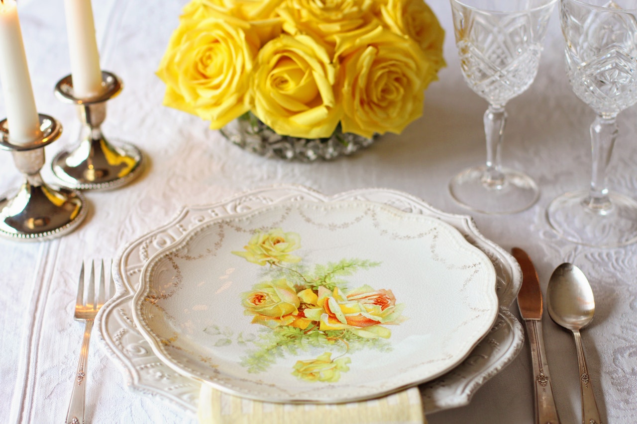 Yellow rose centerpiece with yellow rose place setting on table